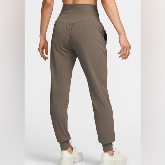 Nike Women's Joggers - Picture 2 of 3
